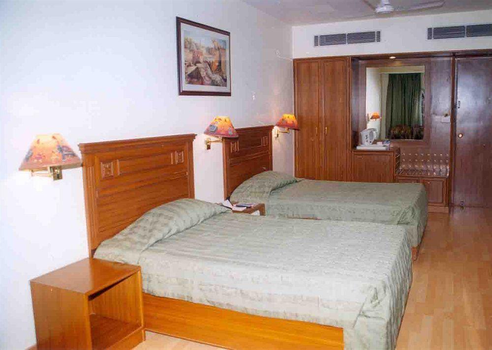 Hotel Grand Sartaj นิวเดลี ภายนอก รูปภาพ